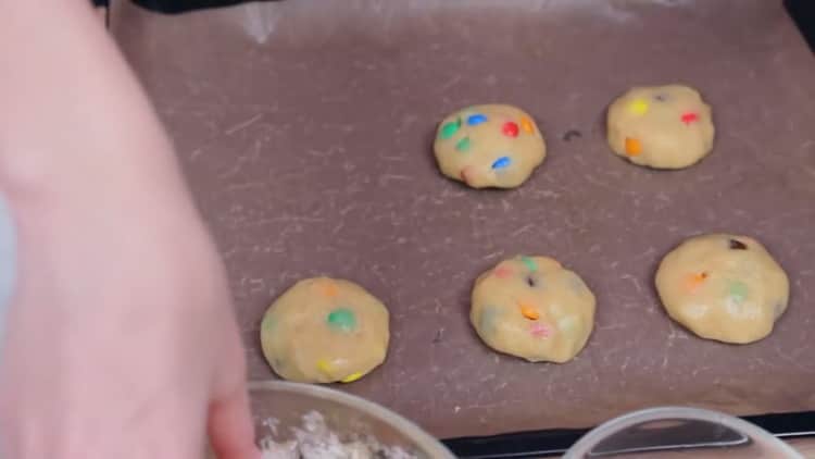 Um Cookies mit mmdems zuzubereiten, platzieren Sie die Cookies auf dem Formular