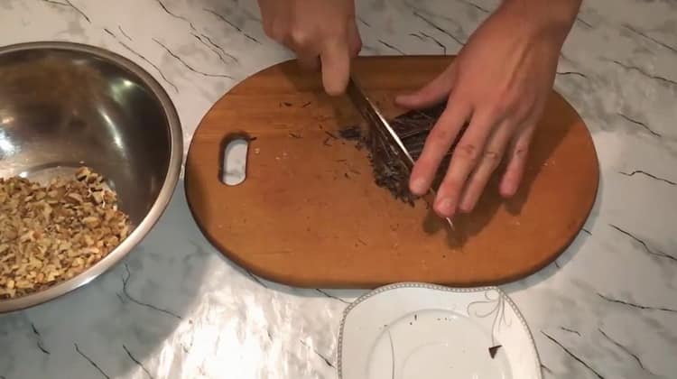 За да направите бисквитки без брашно, нарежете шоколада