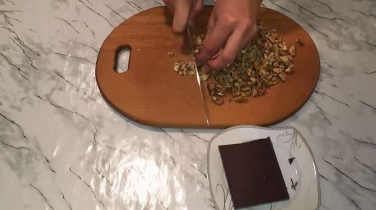Pro výrobu sušenek bez mouky nasekejte ořechy