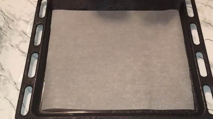 За да направите бисквитки без брашно, покрийте тигана с хартия