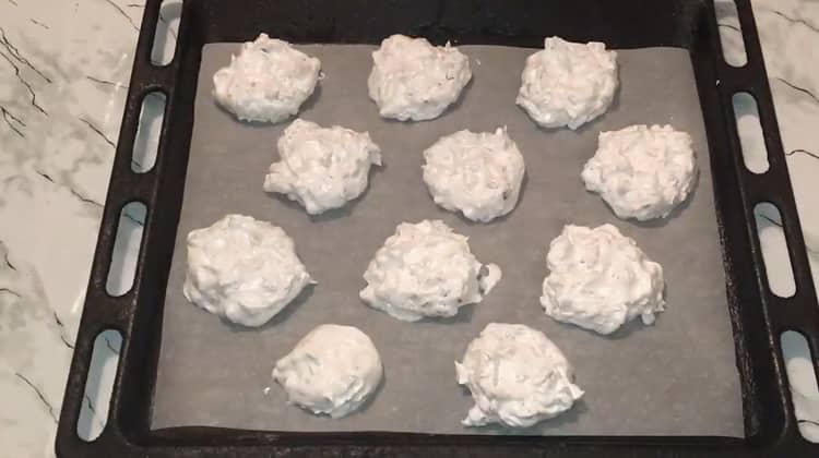 Um Kekse ohne Mehl zuzubereiten, legen Sie den Teig auf ein Backblech