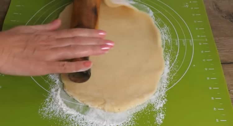 Rollen Sie den Teig aus, um Ghat-Kekse zuzubereiten