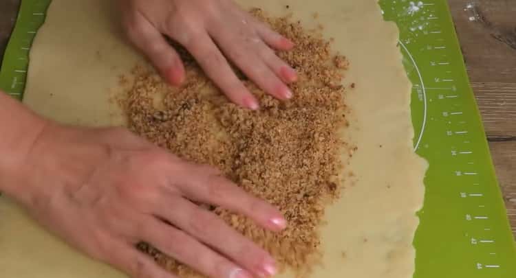 Per preparare i biscotti ghat, metti il ​​ripieno sull'impasto