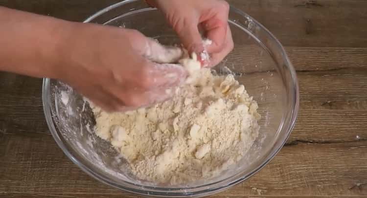 Mehl und Butter mahlen, um Ghat-Kekse zu machen