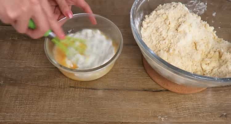 За да приготвите бисквитки с гат, пригответе течни съставки