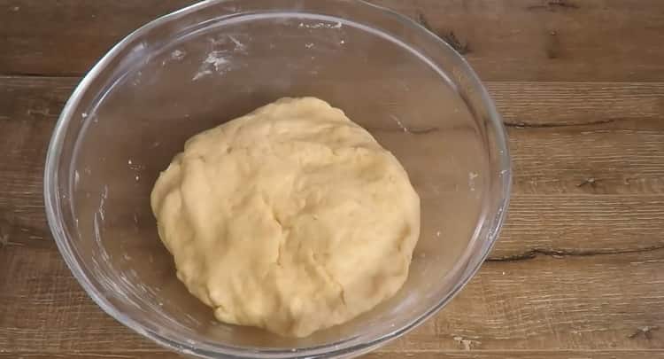 За да направите бисквитки с тесто, омесете тестото