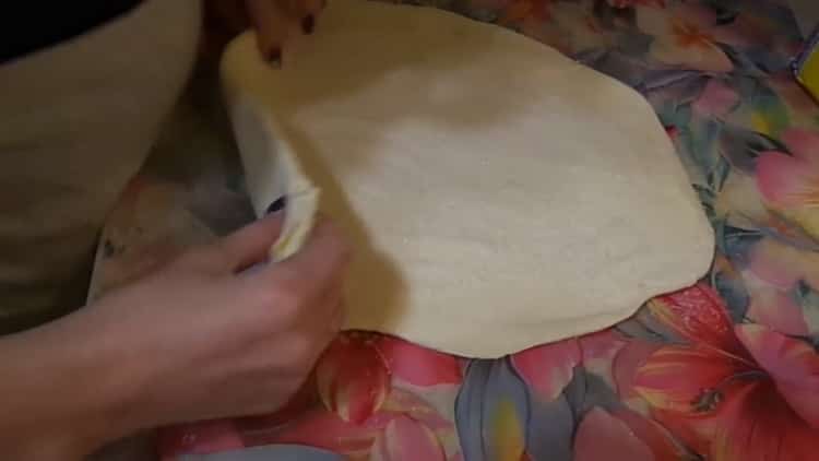 Házi süti készítéséhez margarinról gördítse le a tésztát
