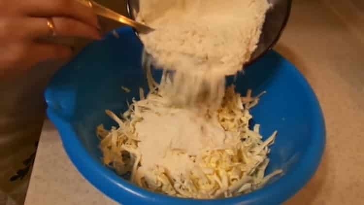 Per preparare biscotti fatti in casa con la margarina, setacciare la farina
