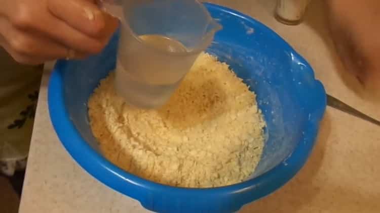 Per preparare biscotti fatti in casa con la margarina, aggiungi dell'acqua