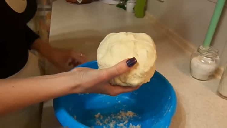 За да направите домашно приготвени бисквитки върху маргарин, омесете тестото