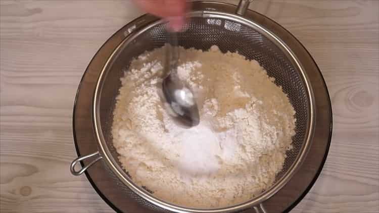 Nach dem Rezept für hausgemachte Kekse das Mehl sieben