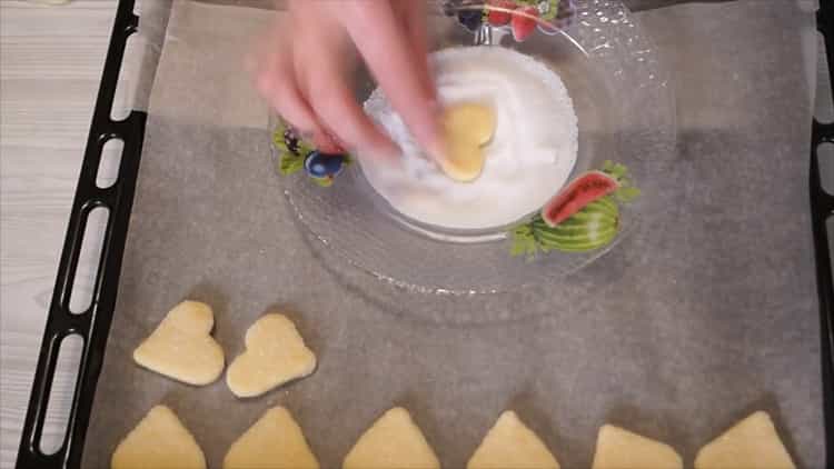 Tauchen Sie den Teig in eine Form, um hausgemachte Kekse zu machen.