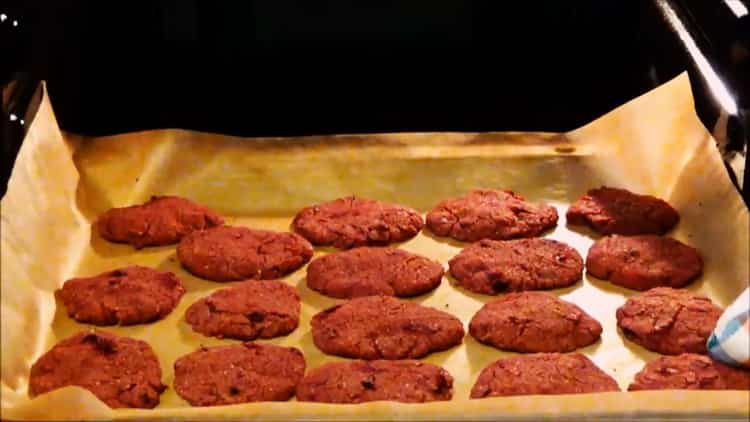 Per preparare i biscotti di grano saraceno, accendi il forno