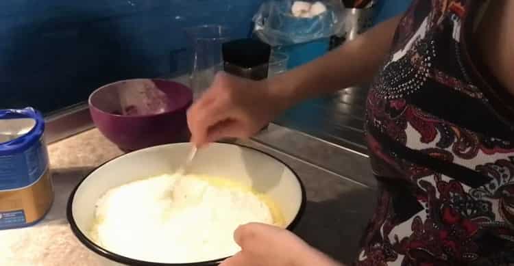 Fügen Sie Mehl hinzu, um Kekse aus Babynahrung herzustellen