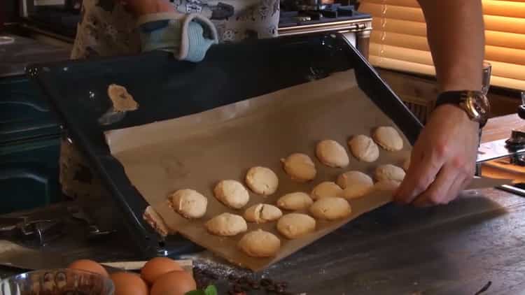 За приготвяне на бисквитки, приготвени от брашно за медали. включете фурната