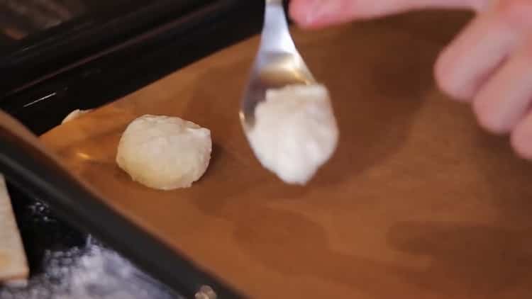 За приготвяне на бисквитки, приготвени от брашно за медали. поставете катериците върху формата