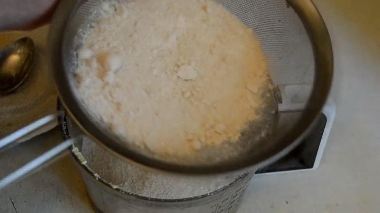 За да направите бисквитки с овесени ядки, пресейте брашното