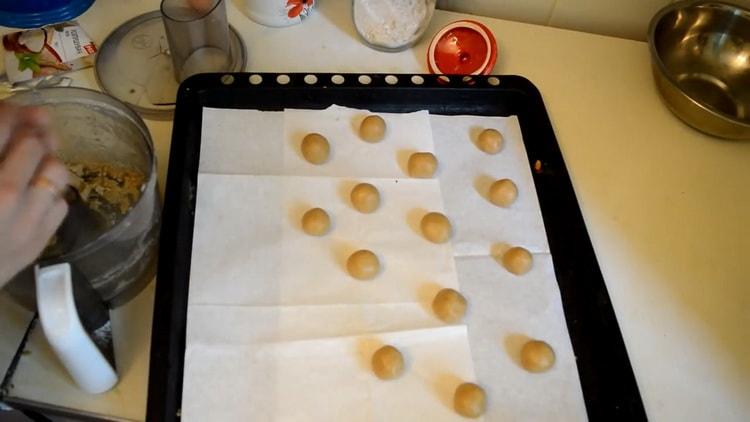 За да направите бисквитки с овесени ядки, предварително загрейте фурната
