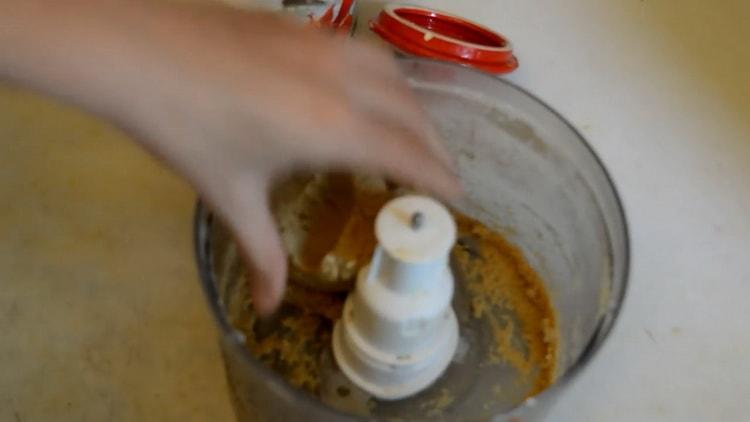 Комбинирайте съставките на тестото, за да направите бисквитки с овесени ядки