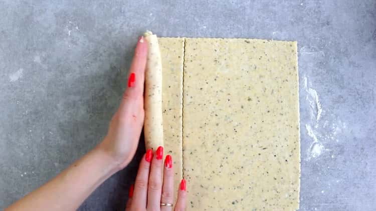 Rozvařte těsto, abyste vytvořili sušenky ze zpracovaného sýra