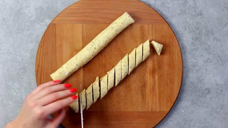 Για να κάνετε τα μπισκότα από το τυρί που έχουν υποστεί επεξεργασία, κάντε κυλίνδρους ζύμης