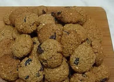Rye Flour Cookies na may mga Nuts at Raisins