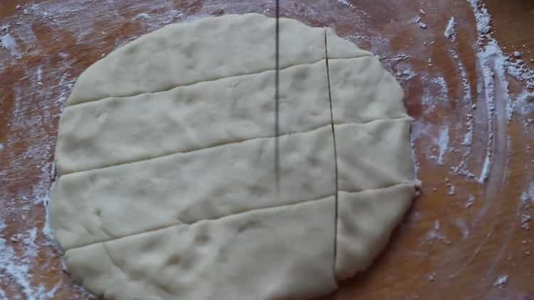 Per fare i biscotti con farina di riso, tagliare l'impasto