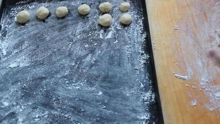 Γυρίστε μπάλες για να φτιάξετε μπισκότα από αλεύρι ρυζιού