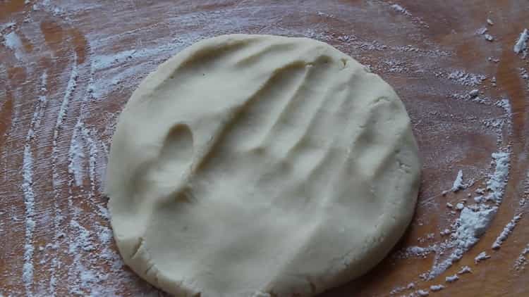 Омесете тестото, за да направите бисквитки с оризово брашно