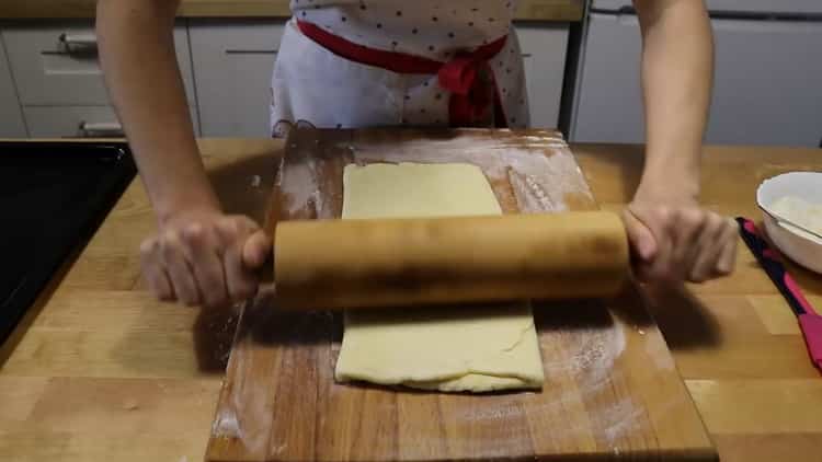 Upang ihanda ang khachapuri na may puff pastry cheese, ihanda ang mga sangkap para sa kuwarta