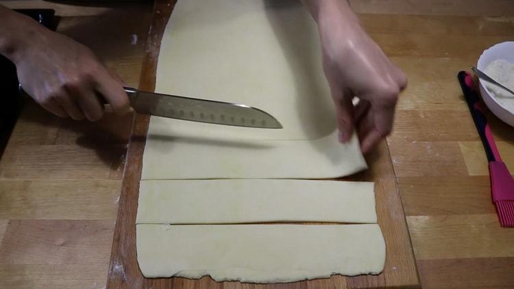 Leikkaa taikina leivonnaisten hiiva taikinan valmistamiseksi