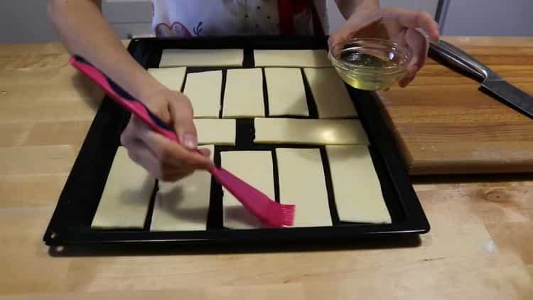 Fetten Sie den Teig ein, um aus Blätterteig Kekse zu machen