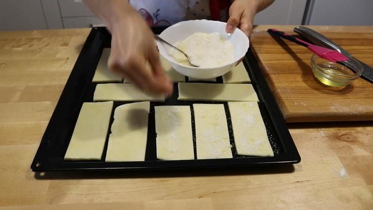Zum Zubereiten von Keksen aus hefefreiem Blätterteig mit einem Pulver des Werkstücks bestreuen