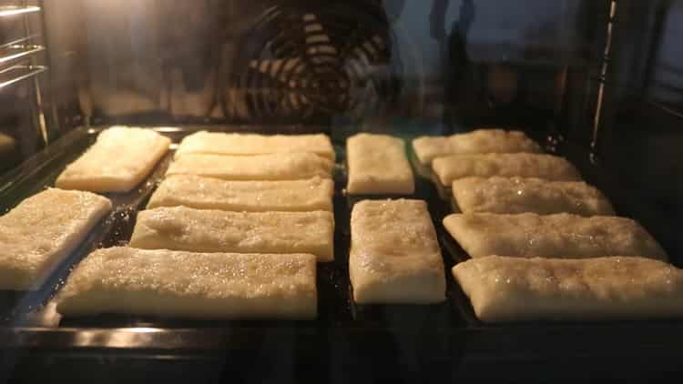 Per preparare biscotti con pasta senza lievito, accendi il forno