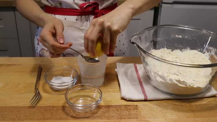 Um aus Blätterteig Kekse zu machen, kühlen Sie das Wasser ab