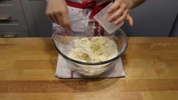 Fügen Sie dem Teig Wasser hinzu, um aus Blätterteig Kekse zu machen