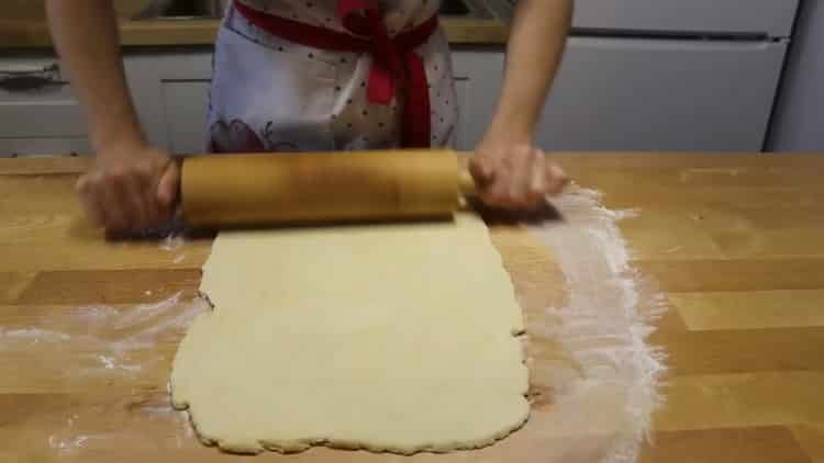 Rollen Sie den Teig aus, um aus hefefreiem Blätterteig Kekse zu machen