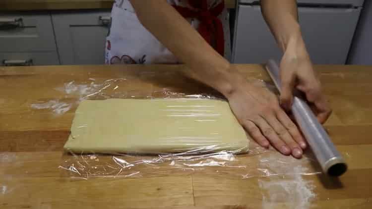 За да направите бисквитки от бутер тесто без мая, поставете тестото във филм