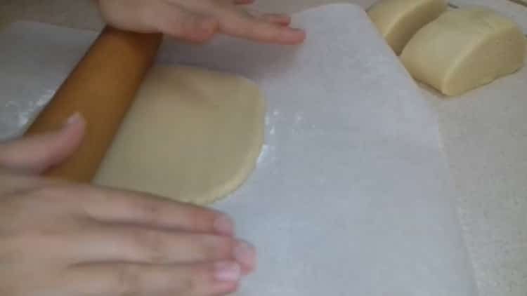 Den Teig ausrollen, um aus Quark ohne Butter und Margarine Kekse zu machen