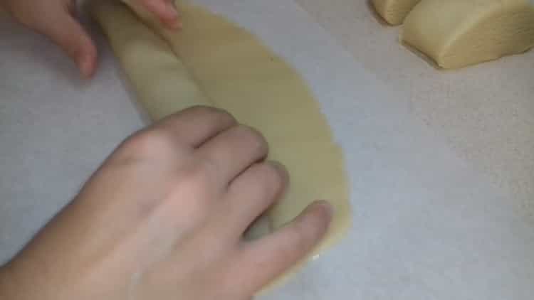 Per preparare biscotti con ricotta senza burro e margarina, stendere un rotolo