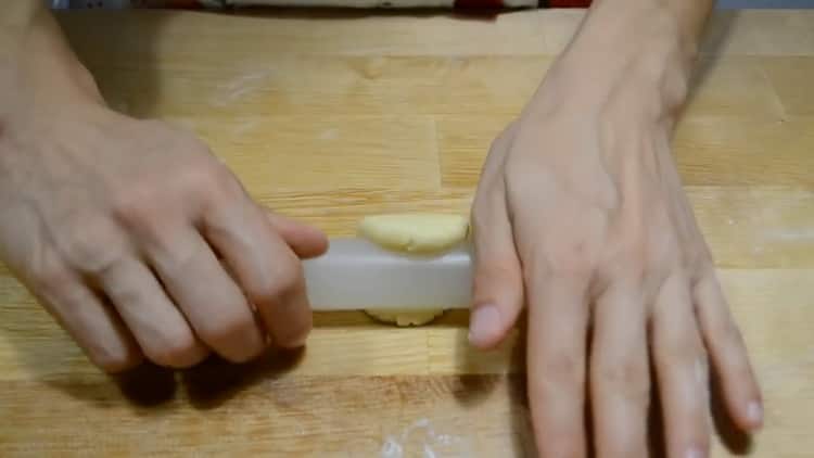 За да направите бисквитки от извара и заквасена сметана, разточете тестото