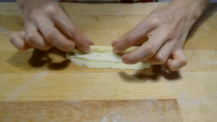 Per fare i biscotti con ricotta e panna acida, mettere il ripieno sull'impasto