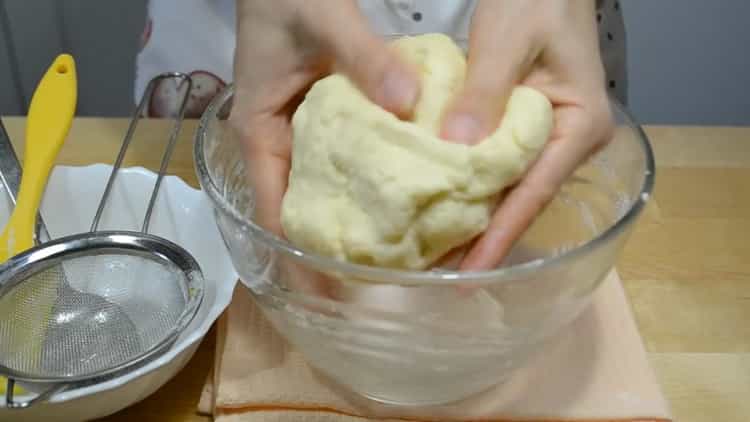 لعمل البسكويت من الجبنة المنزلية والقشدة الحامضة ، اعجن العجينة