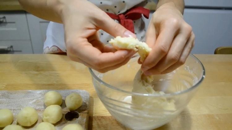 Bilden Sie Kekse, um Hüttenkäse und saure Sahneplätzchen zu machen