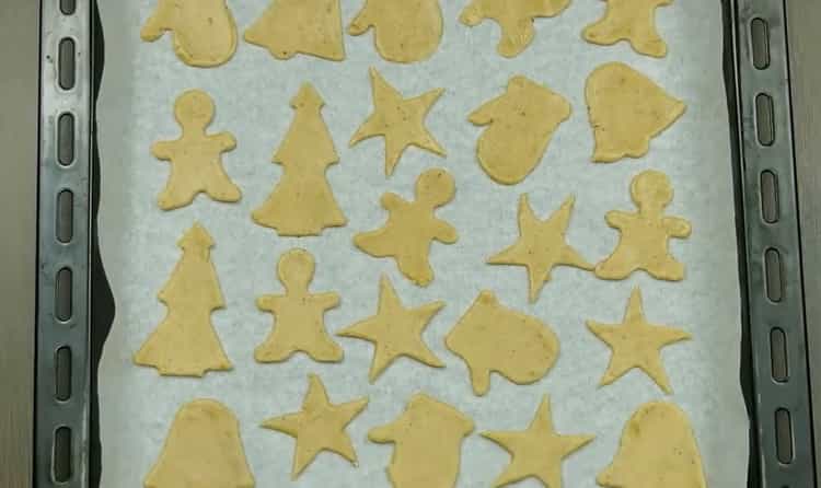 Για να προετοιμάσετε τα cookies με κανέλλα, βάλτε τη ζύμη σε ένα φύλλο ψησίματος
