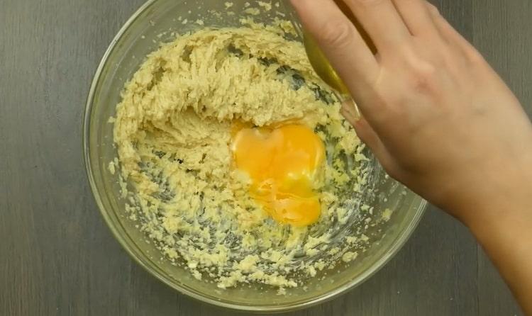 Per preparare biscotti al pan di zenzero con cannella, mescola gli ingredienti.