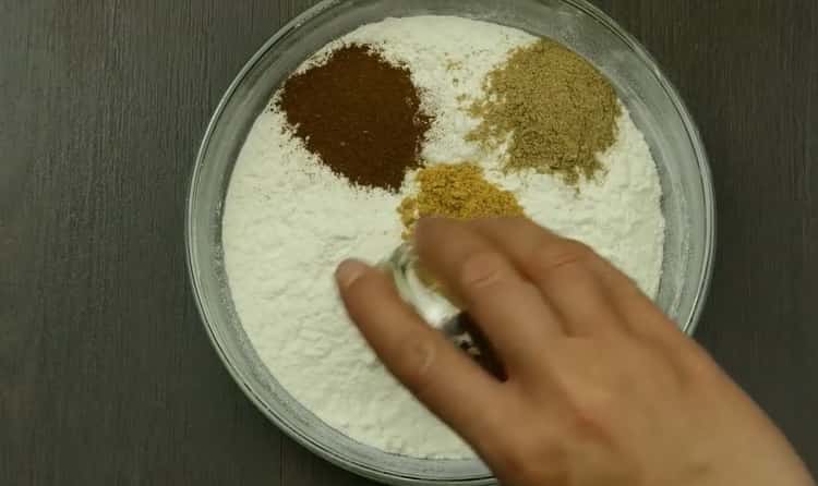 Комбинирайте сухи съставки, за да направите бисквитни бисквитки с канела