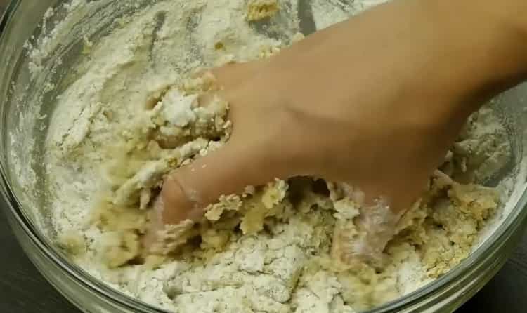 Για να κάνετε μπισκότα με κανέλλα, ανακατέψτε τα υλικά.