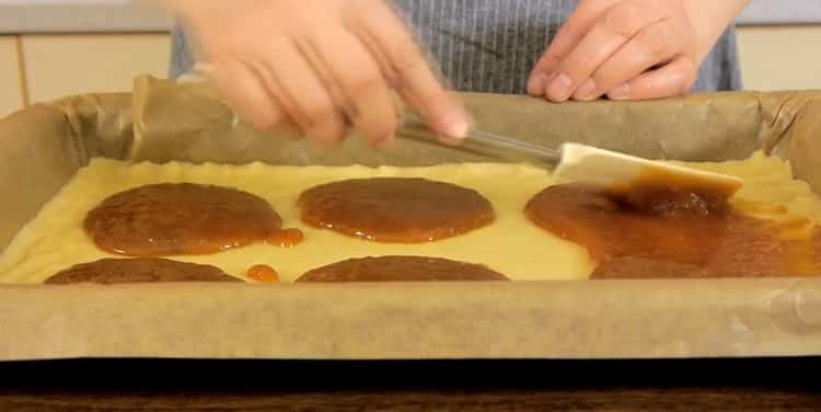 Karakum-evästeiden valmistamiseksi levitä taikina hilloilla