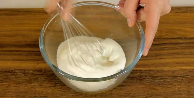 A karakum sütik elkészítéséhez verje meg a tejfölt
